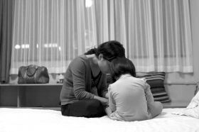 8月19日晚，河北石家莊市，多多的媽媽在酒店里安撫著孩子，3歲的多多一直在吵著要回家，看到陌生人就哭。圖/記者陳正