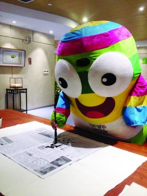 南京青奧吉祥物砳砳玩冰桶挑戰(zhàn)被澆趴下 南京青奧吉祥物砳砳玩冰桶挑戰(zhàn)被澆趴下