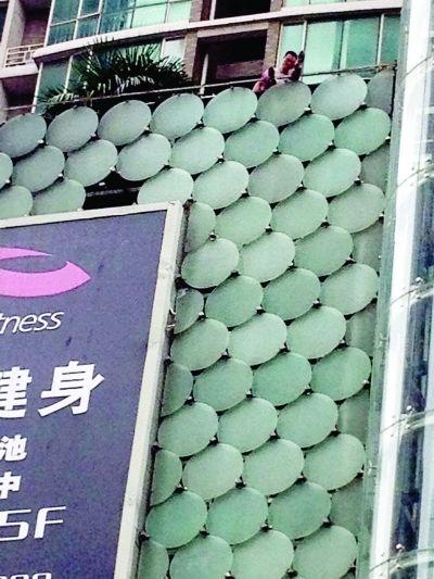 環(huán)亞廣場5樓露臺上，有一男子揚言跳樓。