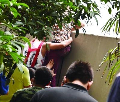 2小時后，該包工頭終于被抱下來了。
