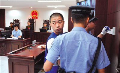 宣判后，馬凱被帶出法庭時，沖著旁聽席上的姐姐喊道：“照顧好媽”。
