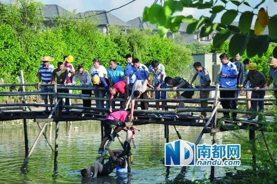 救援人員合力打撈起落水女孩，后經(jīng)醫(yī)護人員確認已經(jīng)死亡。受訪者供圖