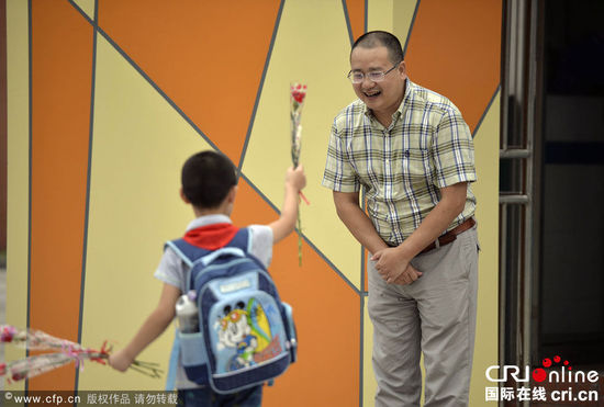 重慶一校長(zhǎng)堅(jiān)持六年校門口迎送學(xué)生彎腰問聲好(組圖)