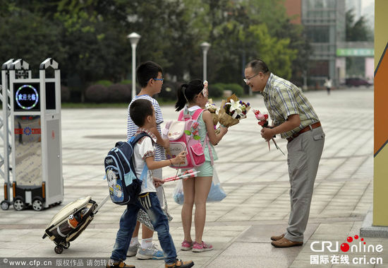 重慶一校長(zhǎng)堅(jiān)持六年校門口迎送學(xué)生彎腰問聲好(組圖)
