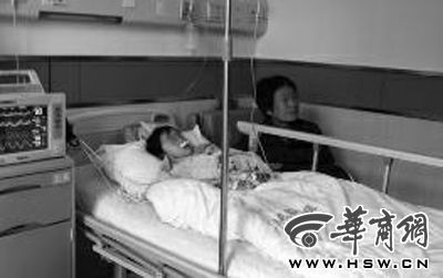 昨日下午，在延長縣醫(yī)院，外婆守在5歲的黑鈺雅病床前