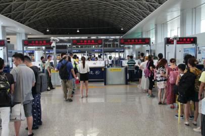 成都市民排隊(duì)準(zhǔn)備出境。