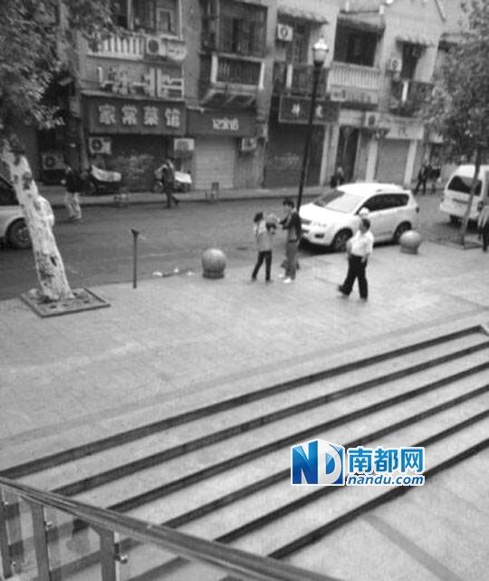 10月18日，武漢一男子抓住環(huán)衛(wèi)工打耳光。