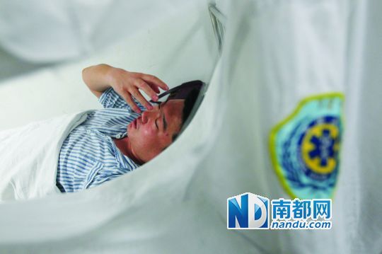 19日，北大深圳醫(yī)院，透過(guò)被撕破的工作服，急診科醫(yī)護(hù)人員申洪濤身體多處被醉酒男子抓傷。