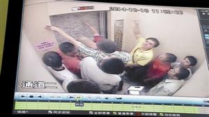 被困人員輪流砸墻進行自救。