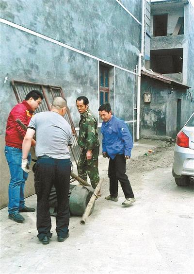 4個人在抬走電機(jī)等設(shè)備