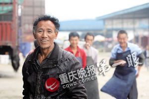 唐再海因?yàn)槠つw黝黑，工友們都打趣地稱呼他為“非洲人”。