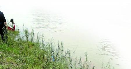 涉事男子和前女友,呆滯地望著滾滾江水。 田女士供圖