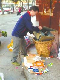 王光偉靠收廢品拾荒為生，每月僅有1000元的微薄收入。