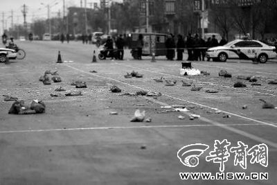 2014年1月6日，在蒲城縣迎賓路，警方在案發(fā)現場路面劃分了86個方格，提取現場遺留爆炸物品進行取證
