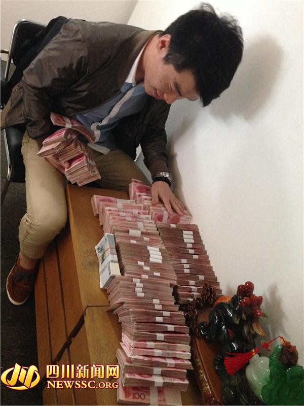 警方在犯罪嫌疑人手機中發(fā)現(xiàn)的照片，犯罪嫌疑人正在數(shù)騙來的贓款（警方提供）。