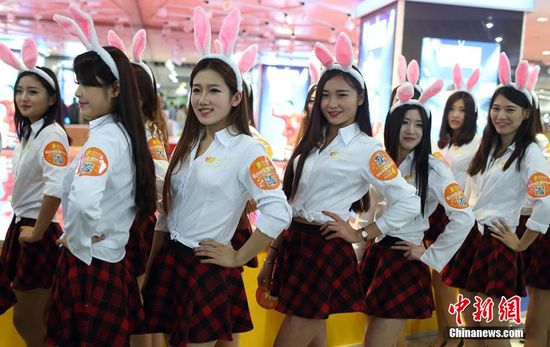 11月11日晚，一百位統(tǒng)一打扮的“兔女郎”現(xiàn)身南京新街口，逛街看電影玩快閃，走到哪里都被圍觀。