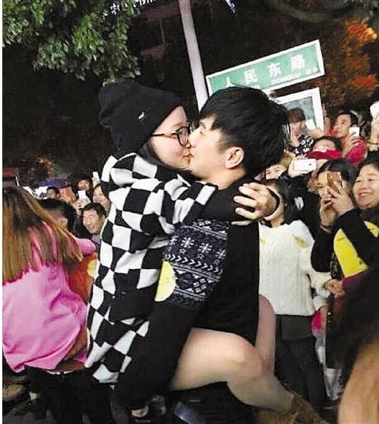 雖只是縣城的比賽，但水準(zhǔn)著實不低，居然有選手采用考拉式。