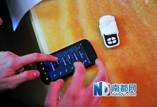 一個(gè)號(hào)碼為021-62588800的電話自稱上海靜安區(qū)公安分局，騙走了小程148萬(wàn)。記者 梁煒培 攝