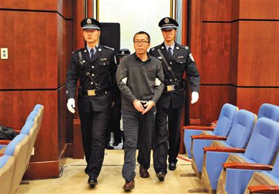 楊秀宇被帶入法庭。昨日，楊秀宇及女下屬盧梅因非法經(jīng)營(yíng)罪獲刑4年、一年半并處罰金。
