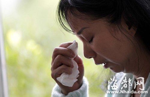 小梅的媽媽看到女兒發(fā)來的信息，就忍不住落淚