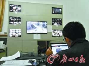 監(jiān)控室就可以看到男生宿舍樓的情況。