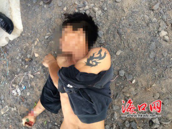死亡的男子，左手手臂上有紋身