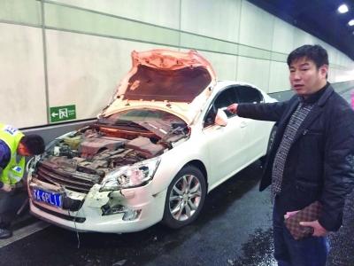 白色標(biāo)致車車頭嚴(yán)重?fù)p毀。