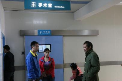 宇宇的父母和爺爺一直守候在手術(shù)室外。