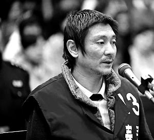 庭審時(shí)，鄭東稱(chēng)自己想隨女兒一起去，請(qǐng)求法院判他死刑立即執(zhí)行