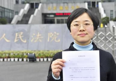 12月3日，起訴代理人出示公訴書。
