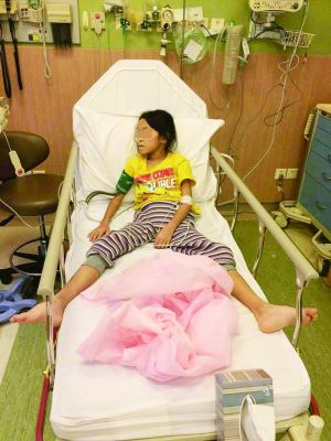 病危的8歲中國女孩菲比。