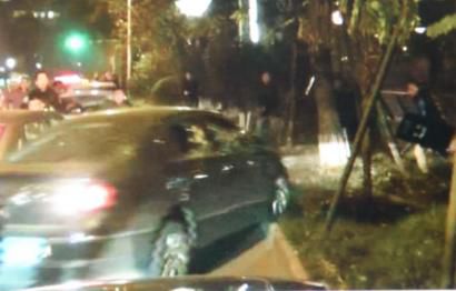 作案嫌疑車輛竄上綠化帶。（據(jù)警方視頻截圖）