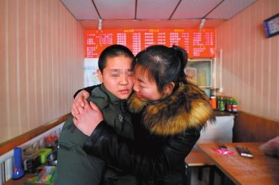 何女士找到了兒子小新后，把兒子緊緊抱在懷里。京華時報記者趙思衡攝