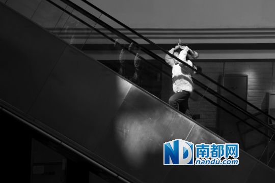 12月12日上午，正佳廣場內(nèi)，任淘淘在扶梯上奔跑玩耍。