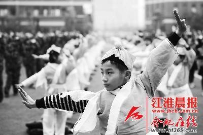 學生們在進行集體武術操展示。