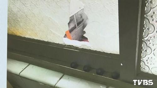 婦人家的窗戶被打出大洞。圖自TVBS網(wǎng)站