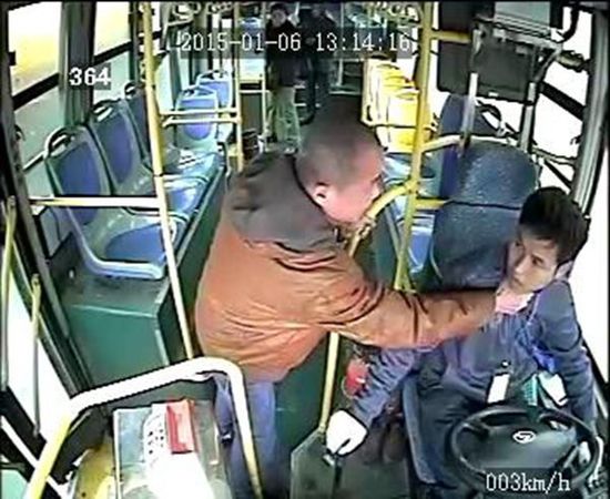 車載監(jiān)控視頻顯示，806路公交車司機(jī)袁宋林在車輛行駛中拒絕一乘車男子提出停車的要求后，遭到該男子的反復(fù)毆打。視頻截圖