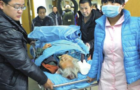 排隊領(lǐng)免費白菜，86歲老太摔倒顱內(nèi)出血。