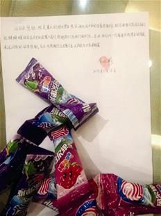 為表謝意，他特意買來20根棒棒糖送給民警。