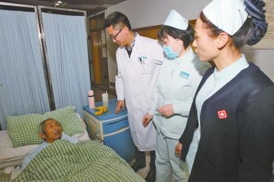老人病治好了，可他卻一直躺在醫(yī)院的病床上。