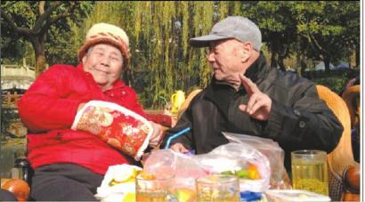 結(jié)婚60年，梁玉芹婆婆和王再功爺爺恩愛如初。