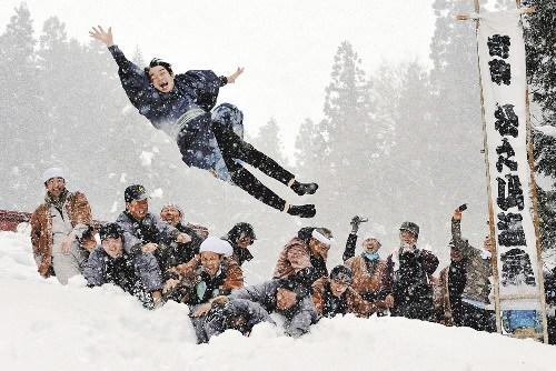 新婚男子被扔雪地里。