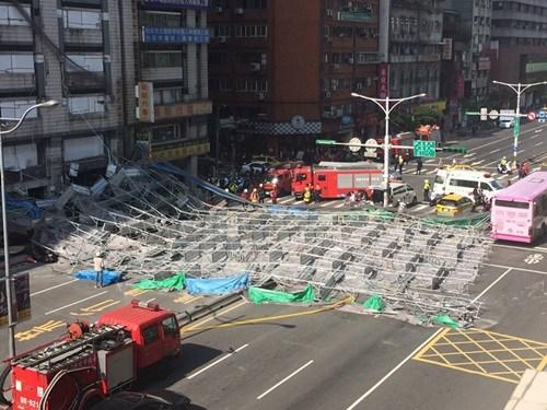 臺北市寧波東街和羅斯福路交叉口23日有腳手架倒塌，占據(jù)車道。臺灣“中央社”