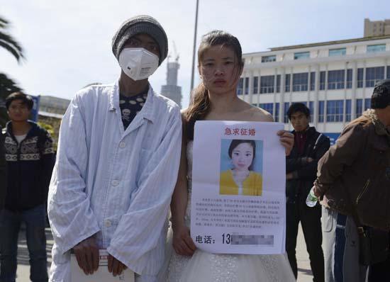 昆明火車站廣場上，24歲的黃習(xí)菊身穿潔白的婚紗，帶著身患白血病的弟弟征婚。