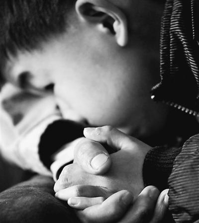 10歲小兒子緊緊握著哥哥的手。資料圖片