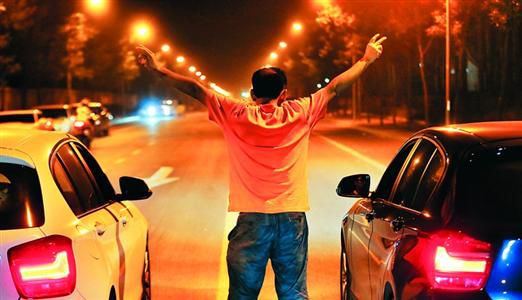 2013年8月25日凌晨，北京，在東壩大街路口進行的一場飆車。