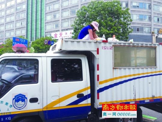 女攤販為拿回被扣鐵架 坐城管車頂22小時(圖) 女攤販為拿回被扣鐵架 坐城管車頂22小時(圖)