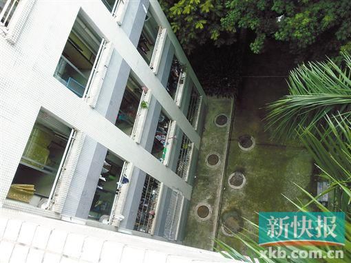 據(jù)目擊者稱,當(dāng)時(shí)墜樓者躺在右排中、下兩個(gè)井蓋中間附近。