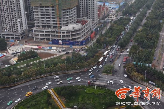 近日，不少通過(guò)陳楊寨轉(zhuǎn)盤的司機(jī)發(fā)現(xiàn)，4個(gè)方向的路口共新設(shè)了8個(gè)紅綠燈。
