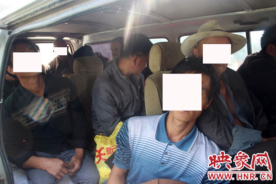 一輛8座的面包車竟然擠進17個人。